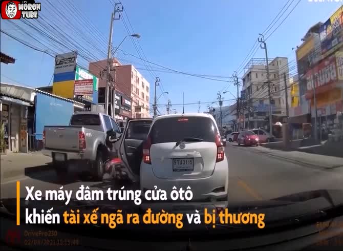 Video :A door that has been opened clumsily strikes a scooter rider